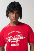 Camiseta roja college con manga corta y hombro rodado