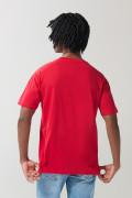 Camiseta roja college con manga corta y hombro rodado