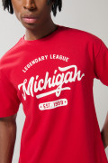 Camiseta roja college con manga corta y hombro rodado