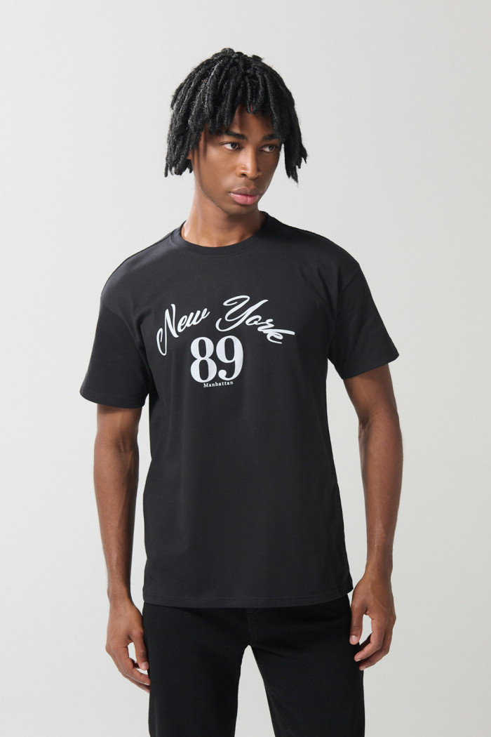Camiseta negra con estampado college y manga corta