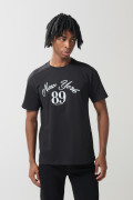 Camiseta negra con estampado college y manga corta