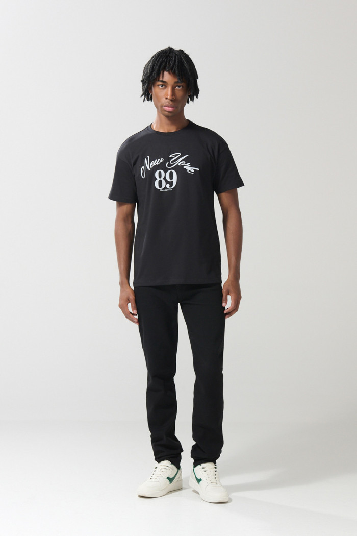 Camiseta negra con estampado college y manga corta