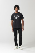 Camiseta negra con estampado college y manga corta