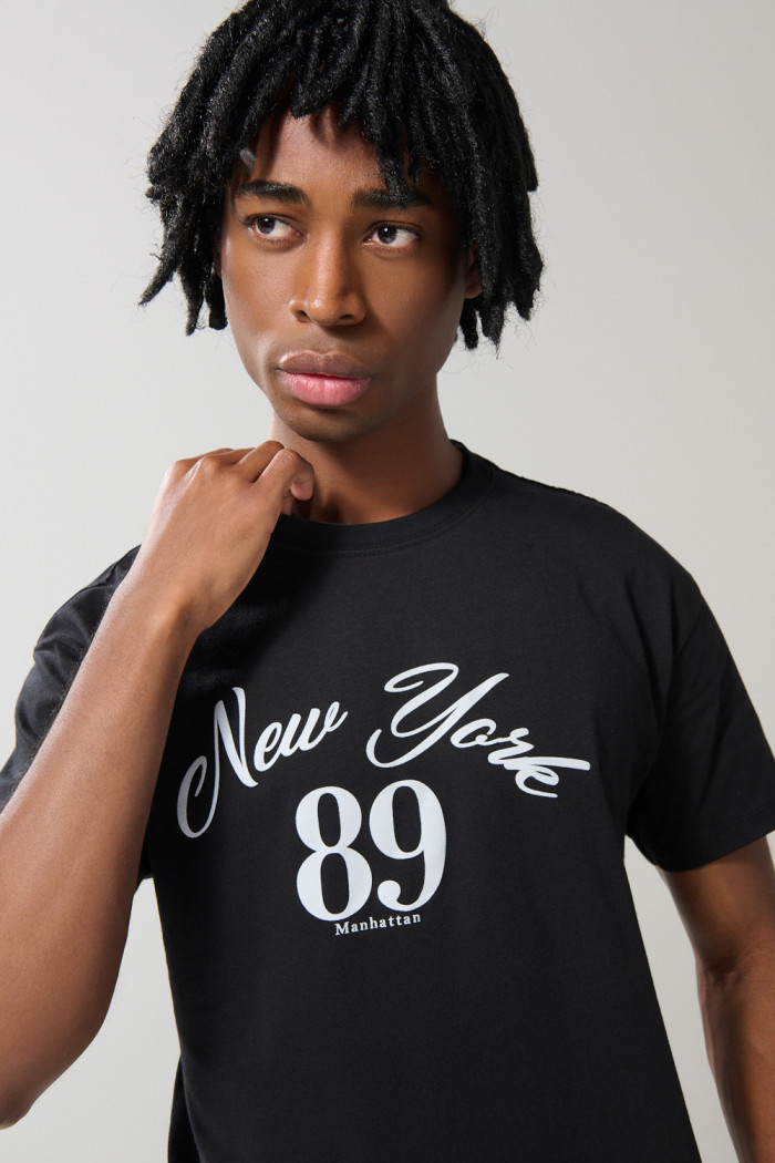 Camiseta negra con estampado college y manga corta