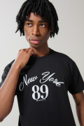 Camiseta negra con estampado college y manga corta