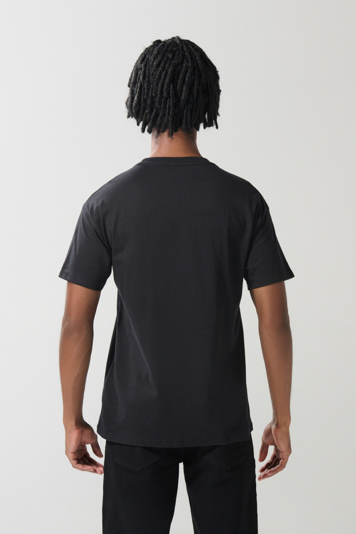 Camiseta negra con estampado college y manga corta