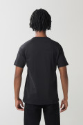 Camiseta negra con estampado college y manga corta