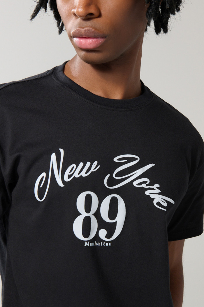 Camiseta negra con estampado college y manga corta