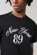 Camiseta negra con estampado college y manga corta