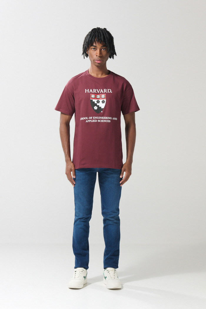 Camiseta roja oscura de Harvard con cuello redondo
