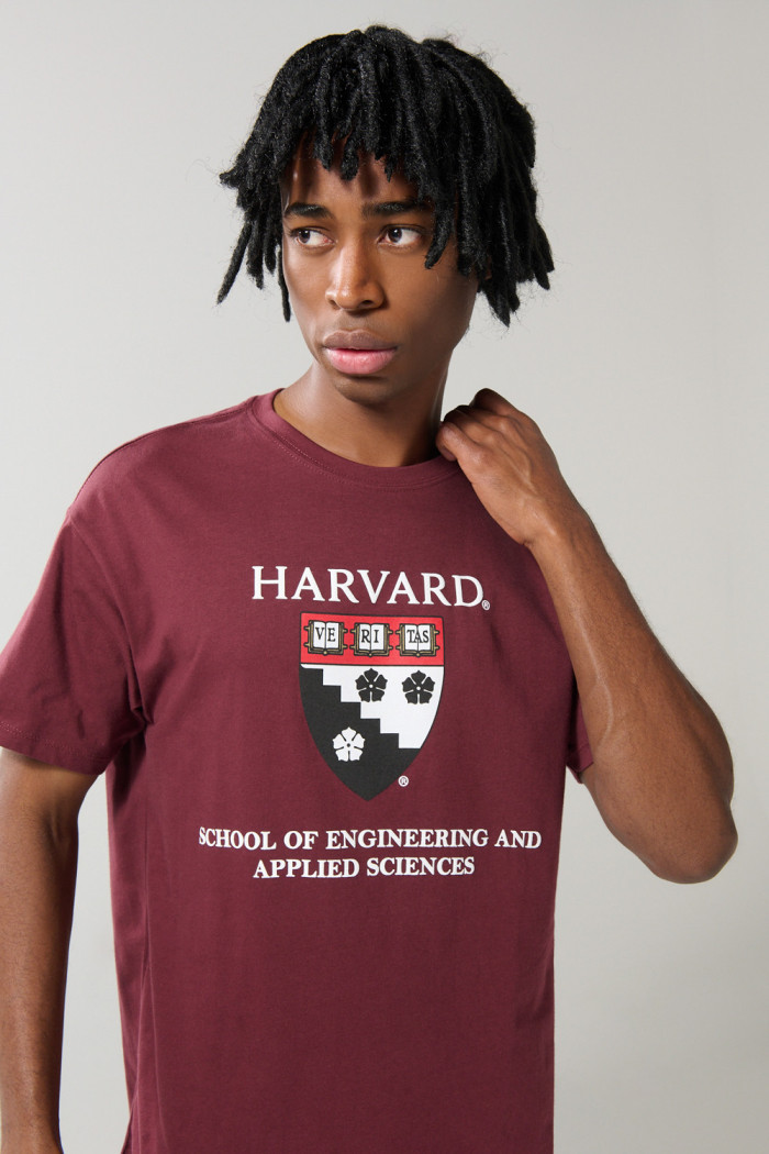 Camiseta roja oscura de Harvard con cuello redondo
