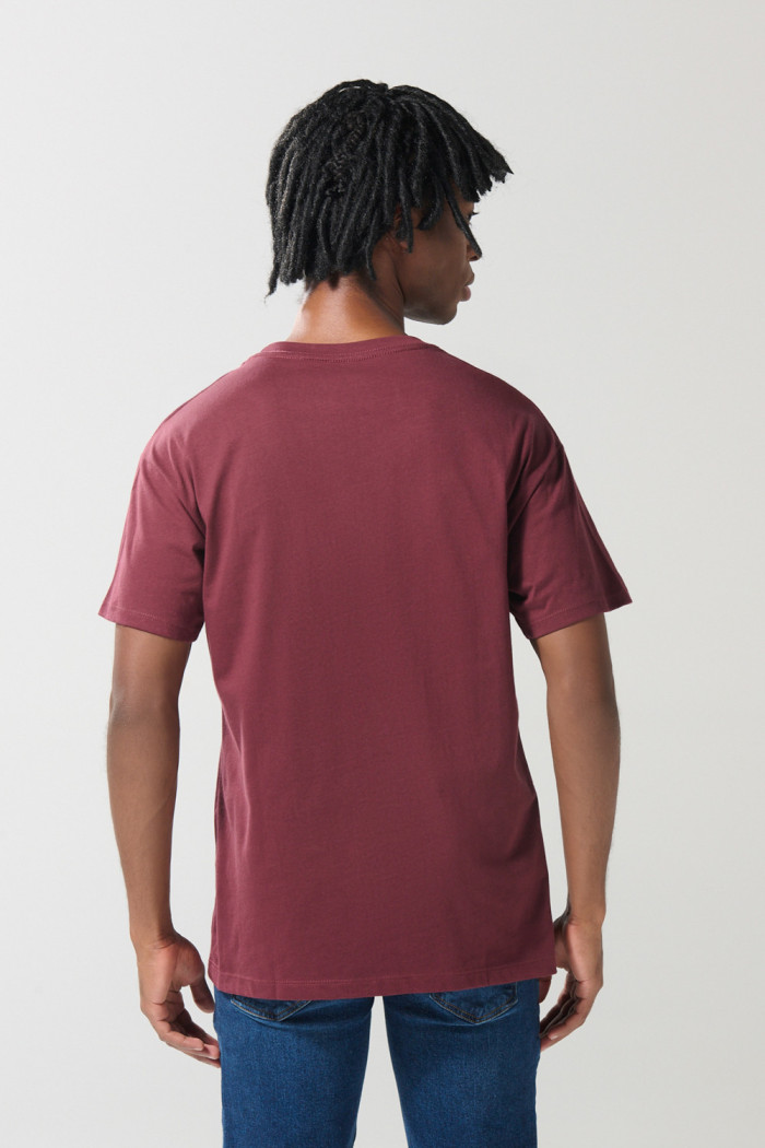Camiseta roja oscura de Harvard con cuello redondo
