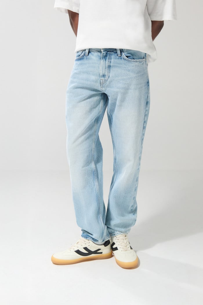 Jean azul claro 90´ S con tiro bajo, bota recta y desgastes