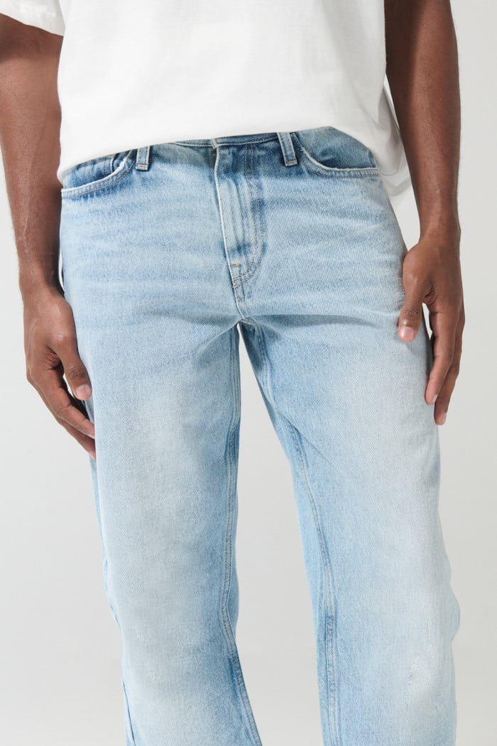 Jean azul claro 90´ S con tiro bajo, bota recta y desgastes