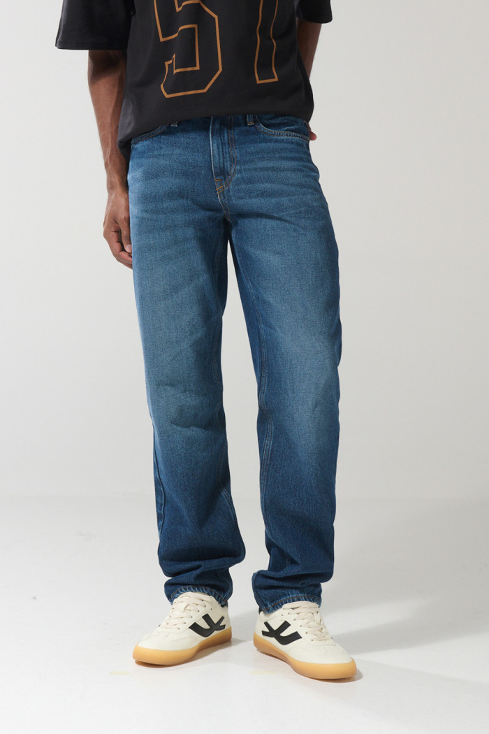 Jean azul oscuro tipo 90´S con tiro bajo y bota recta