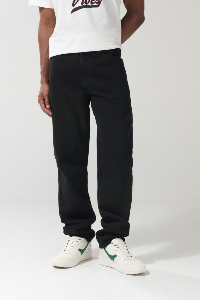 Jean 90´S tiro bajo con bota recta negro y bolsillos