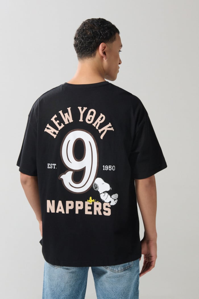 Camiseta manga corta con estampado en frente de Snoopy