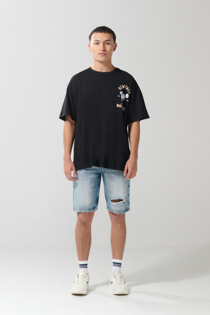 Camiseta manga corta con estampado en frente de Snoopy