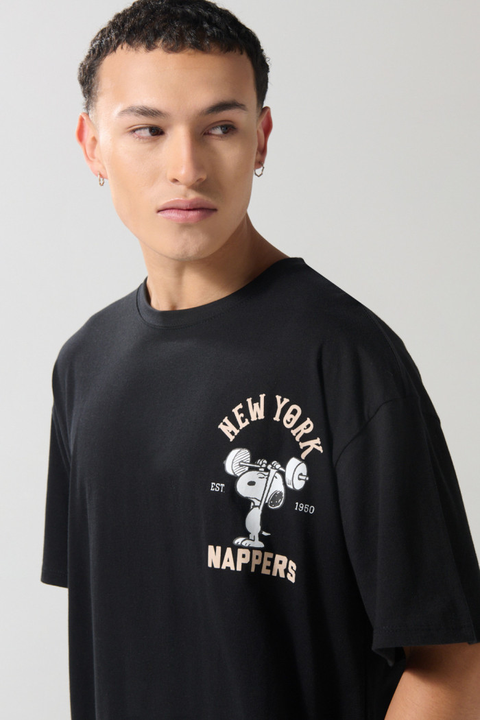 Camiseta manga corta con estampado en frente de Snoopy