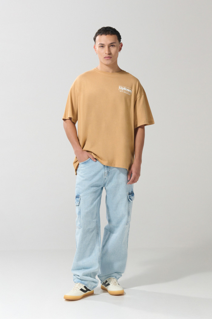 Camiseta oversize café clara manga corta con textos