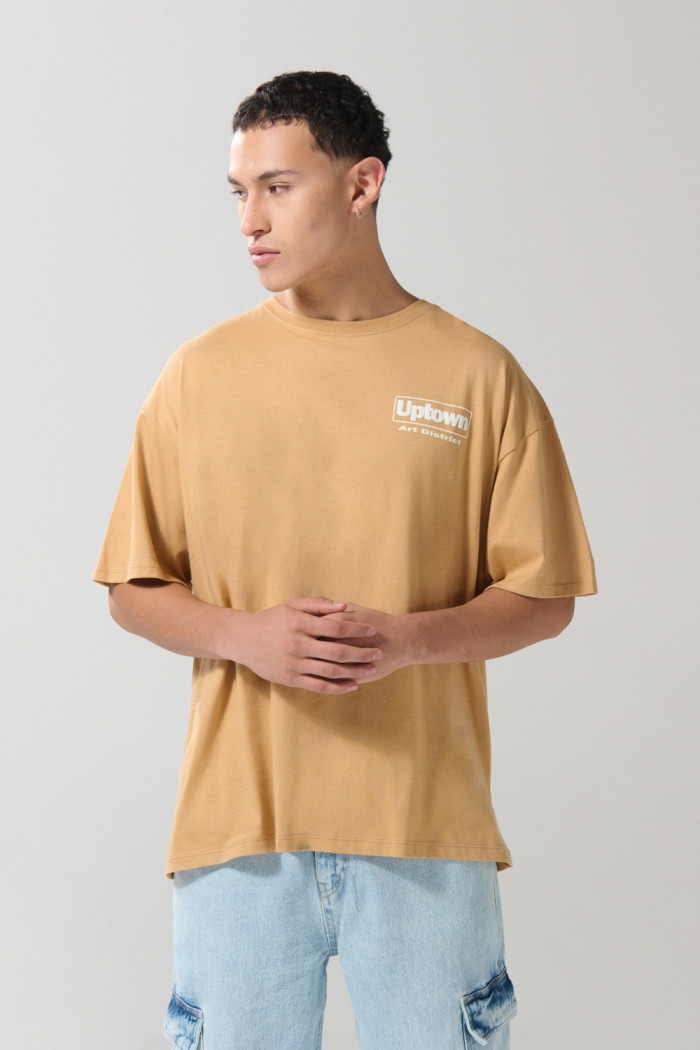 Camiseta oversize café clara manga corta con textos