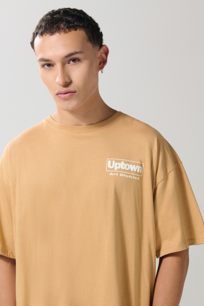 Camiseta oversize café clara manga corta con textos