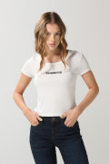 Camiseta crema college manga corta en tela acanalada