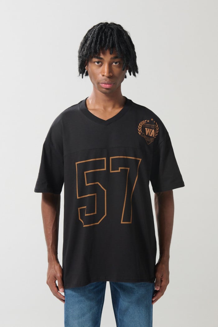 Camiseta cuello V negra oversize con diseño college
