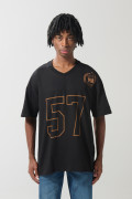 Camiseta cuello V negra oversize con diseño college