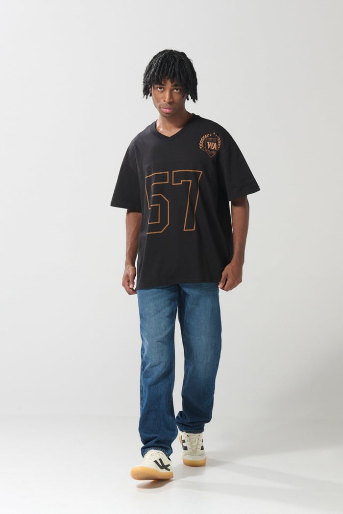 Camiseta cuello V negra oversize con diseño college