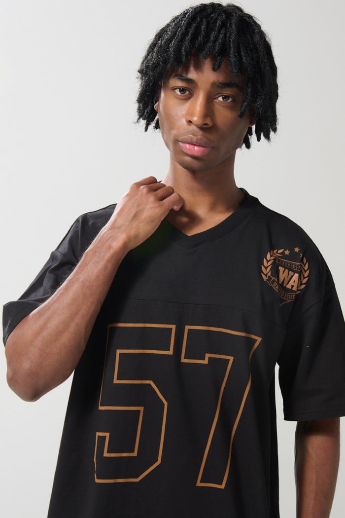 Camiseta cuello V negra oversize con diseño college