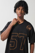 Camiseta cuello V negra oversize con diseño college