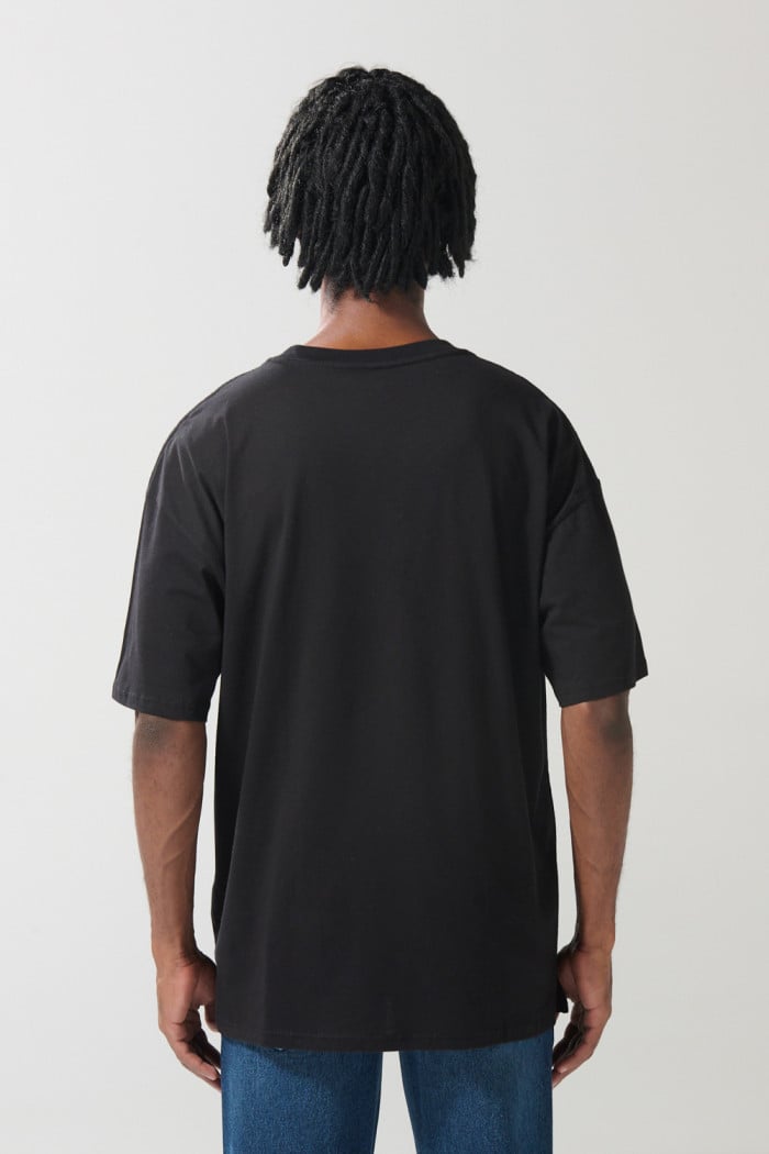 Camiseta cuello V negra oversize con diseño college