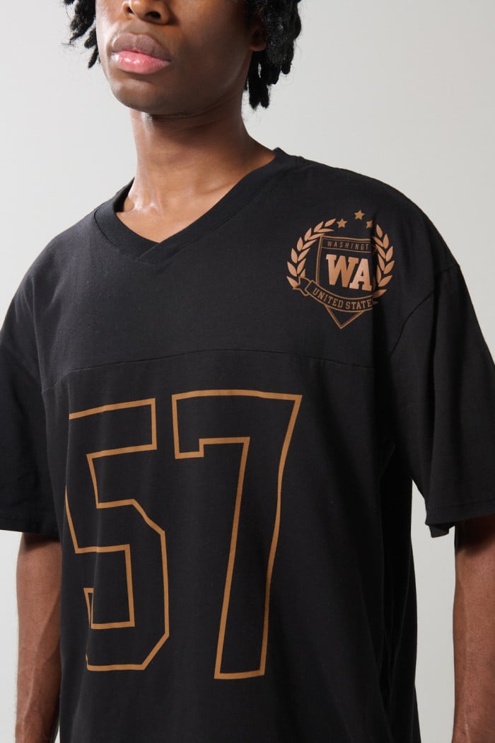 Camiseta cuello V negra oversize con diseño college