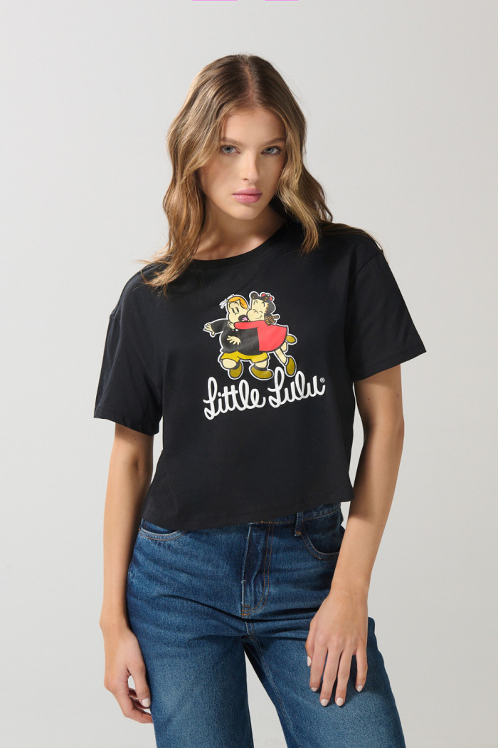 Camiseta crop top negra con arte de la Pequeña Lulú