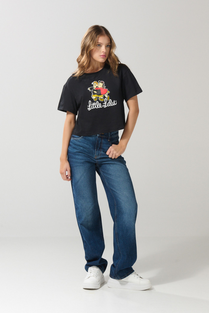 Camiseta crop top negra con arte de la Pequeña Lulú