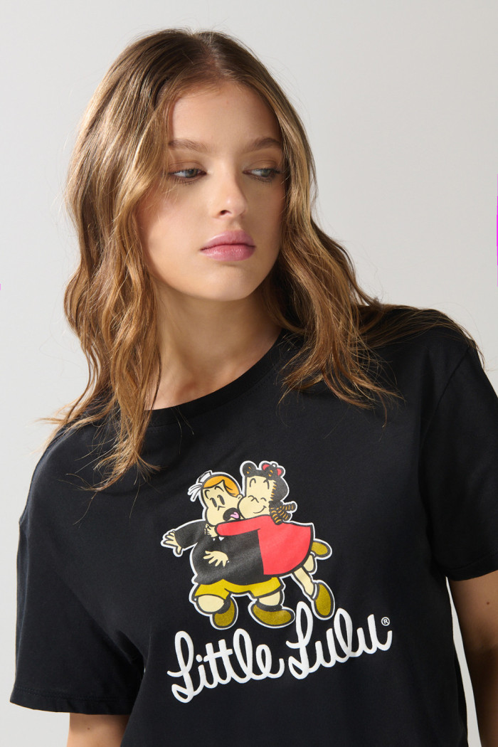 Camiseta crop top negra con arte de la Pequeña Lulú