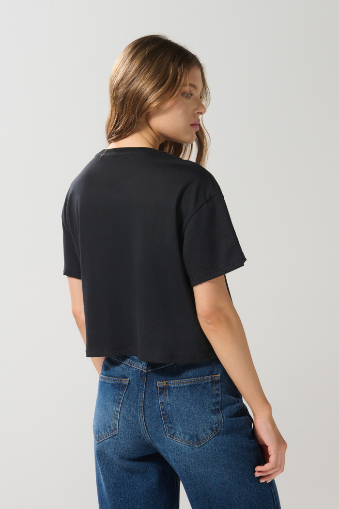 Camiseta crop top negra con arte de la Pequeña Lulú