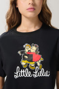 Camiseta crop top negra con arte de la Pequeña Lulú