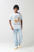 Camiseta azul manga corta con arte de Los Picapiedra

