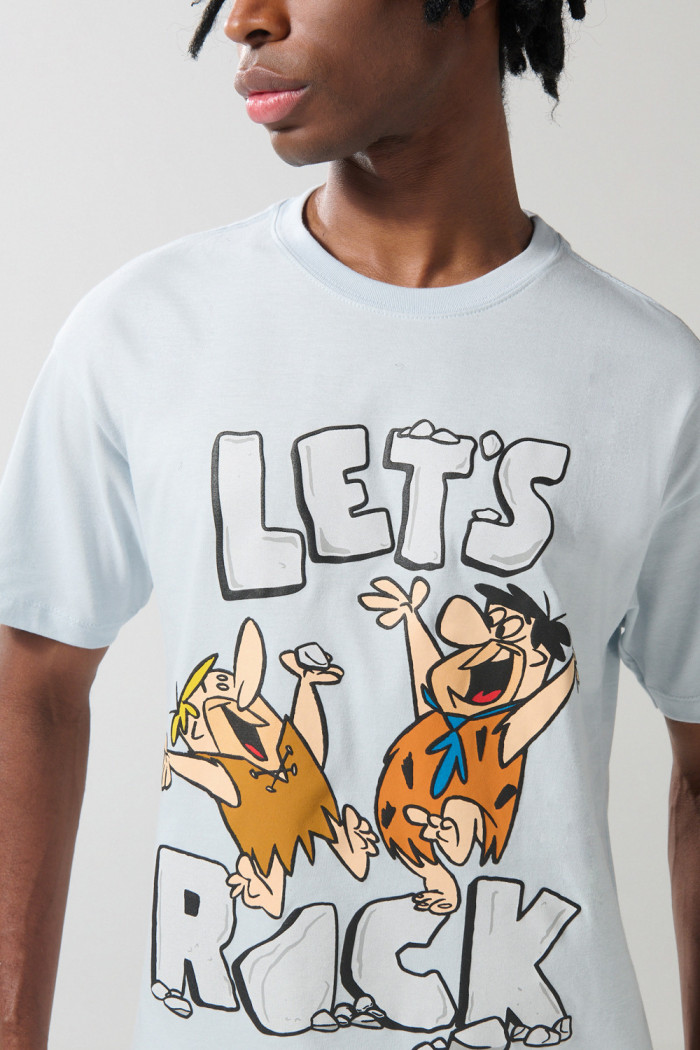 Camiseta azul manga corta con arte de Los Picapiedra
