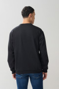 Buzo negro cuello redondo con diseño de texto