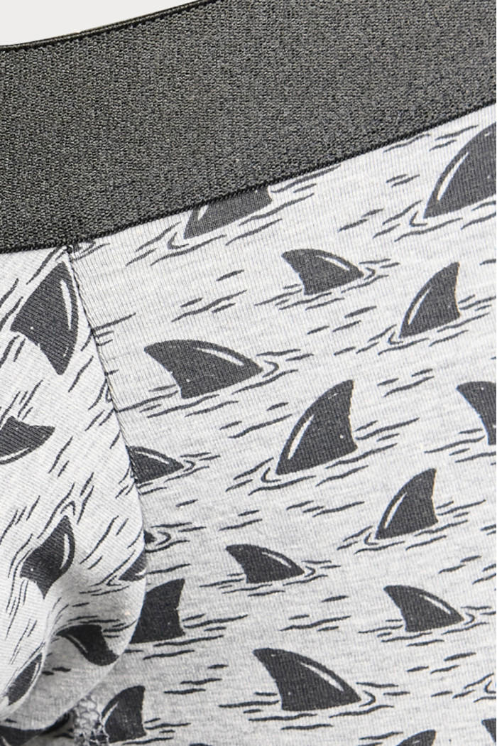 Bóxer trunk-corto gris con diseños de tiburones