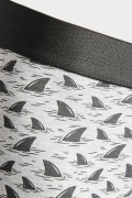 Bóxer trunk-corto gris con diseños de tiburones