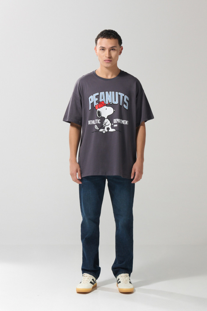 Camiseta manga corta con estampado en frente de Snoopy