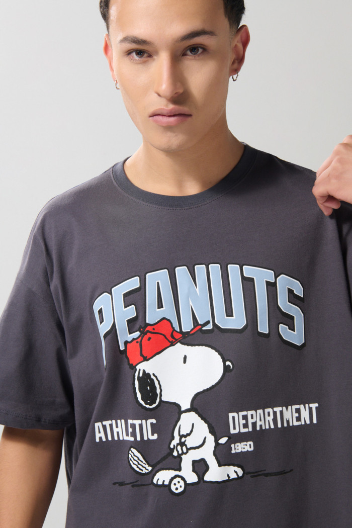 Camiseta manga corta con estampado en frente de Snoopy