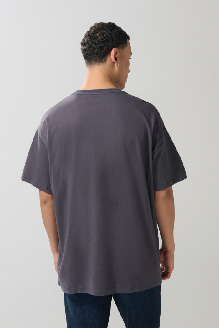 Camiseta manga corta con estampado en frente de Snoopy