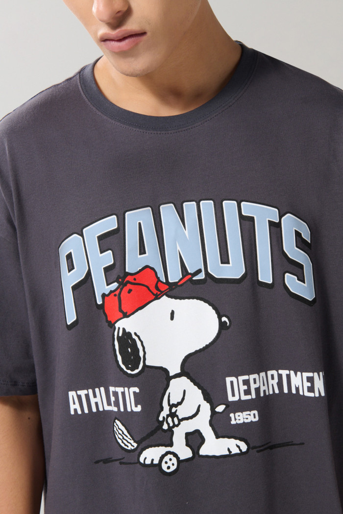 Camiseta manga corta con estampado en frente de Snoopy