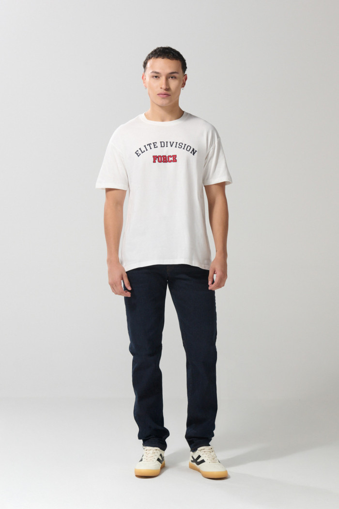 Camiseta crema con texto college y cuello redondo