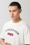 Camiseta crema con texto college y cuello redondo
